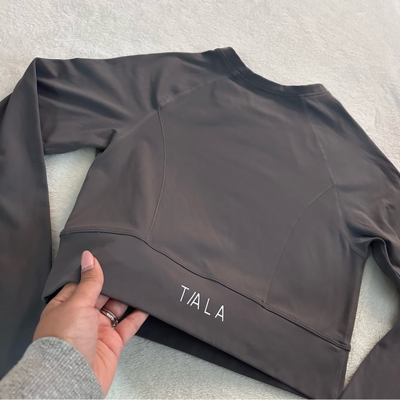 TALA SkinLuxe Crop Keyhole Long Sleeve Top in Tornada Grey Size Small - Picture 11 of 12
